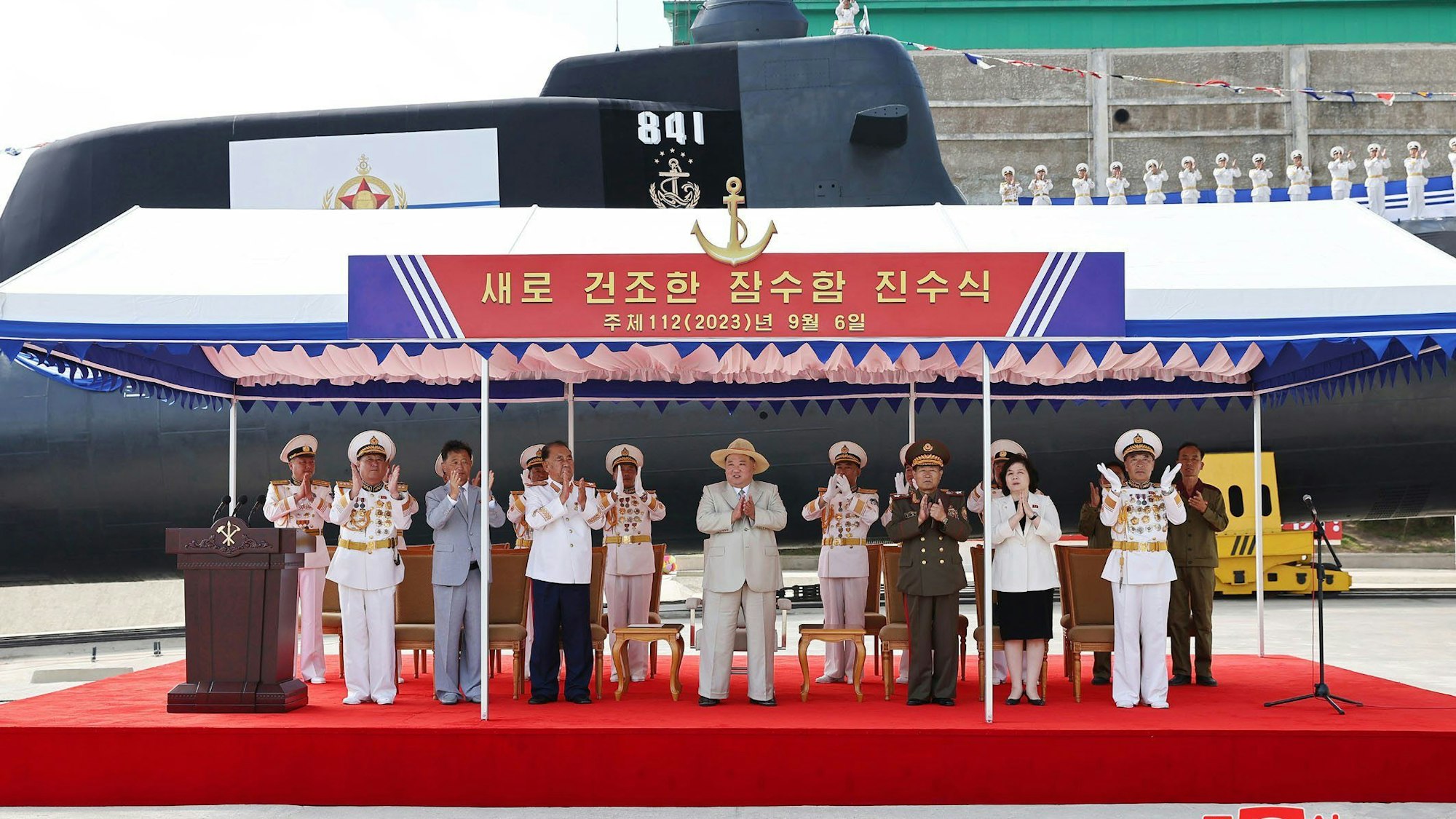 Dieses von der staatlichen nordkoreanischen Nachrichtenagentur KCNA am 08.09.2023 zur Verfügung gestellte Foto zeigt nach Angaben von KCNA Kim Jong Un, Machthaber von Nordkorea, während der Feierlichkeiten zum Stapellauf des neuen U-Boots.