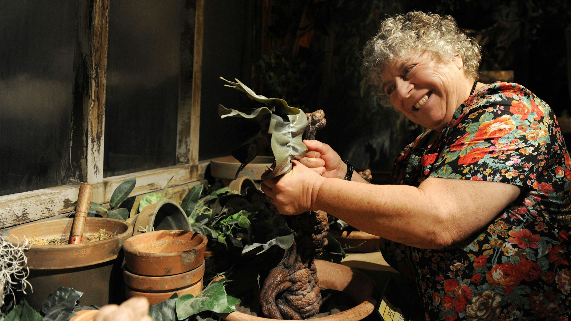 Schauspielerin Miriam Marfolyes spielte Professorin Pomona Sprout, die in Hogwarts in Kräuterkunde unterrichtet und Alraunen züchtet. Hier ist sie 2012 auf einer Ausstellung in Sydney (Australien) zu sehen.