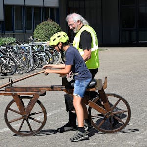 So sahen die ersten Fahrräder aus - an der Integrierten Gesamtschule Paffrath waren sie zu sehen und auch auszuprobieren.