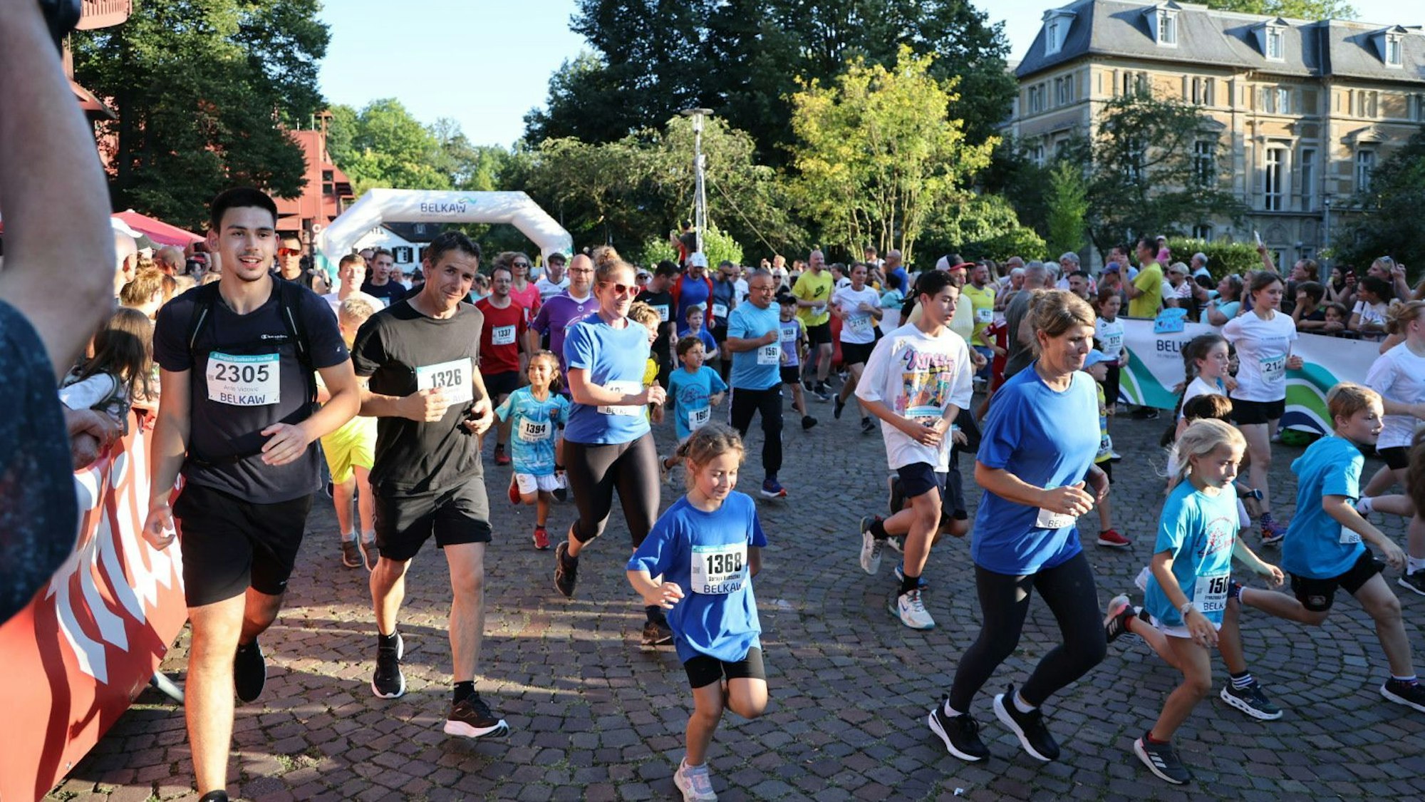 Läufer starten bei einem Stadtlauf in Bergisch Gladbach.