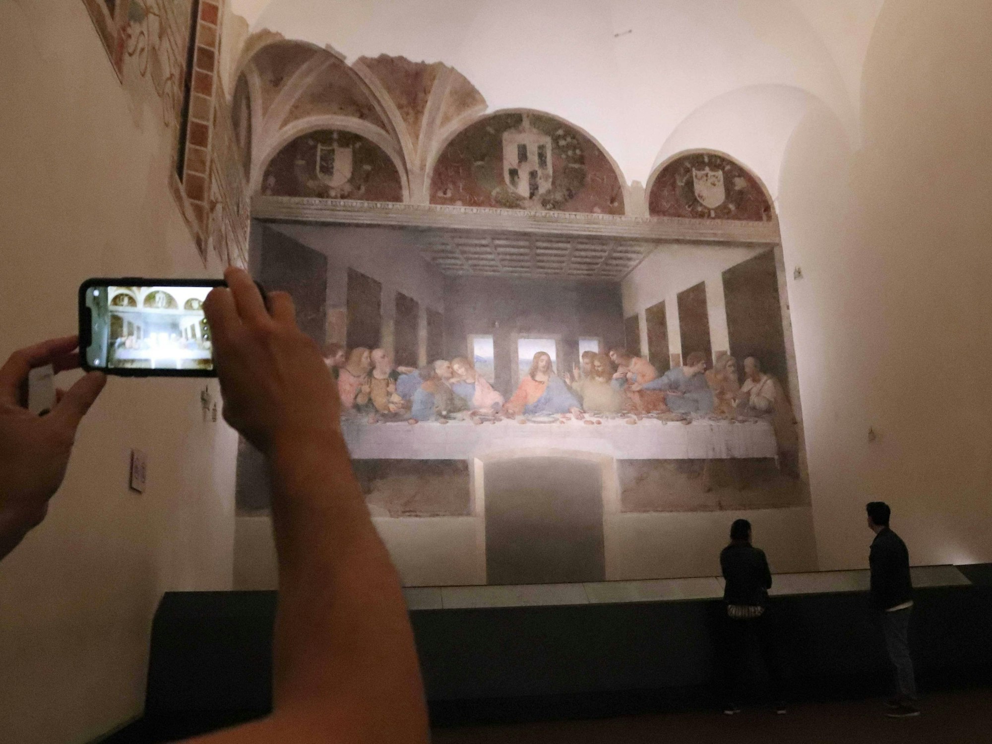 Besucherinnen und Besucher fotografieren in Mailand das Gemälde „Das letzte Abendmahl“ von Leonardo da Vinci, hier imJuni 2020.