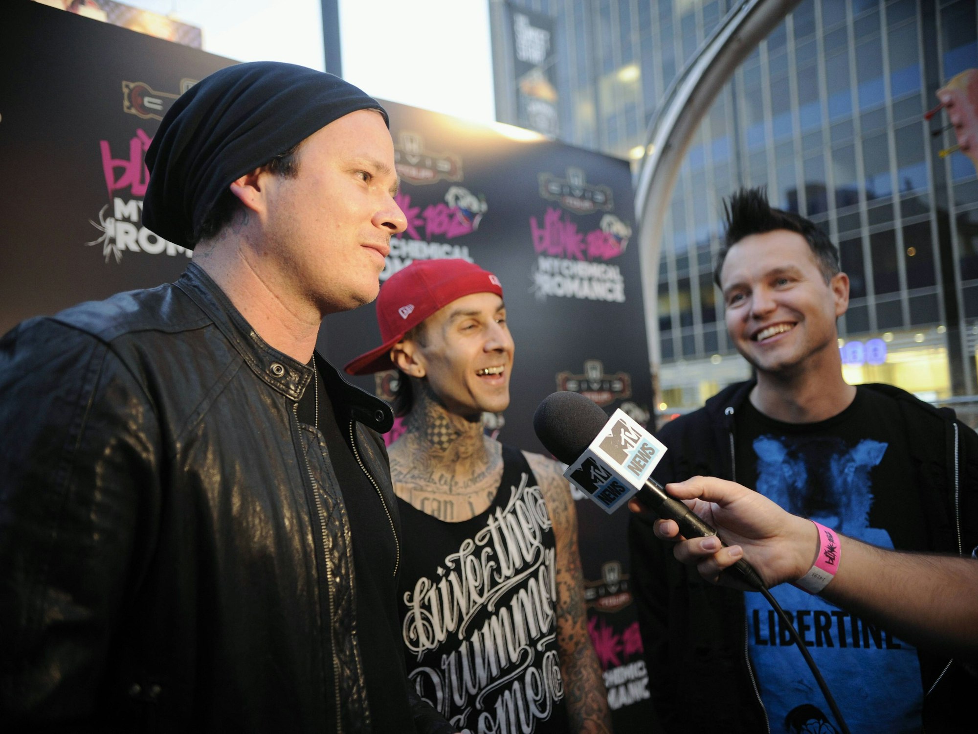 Travis Barker, Mark Hoppus und Tom DeLonge geben ein Interview in Los Angeles.