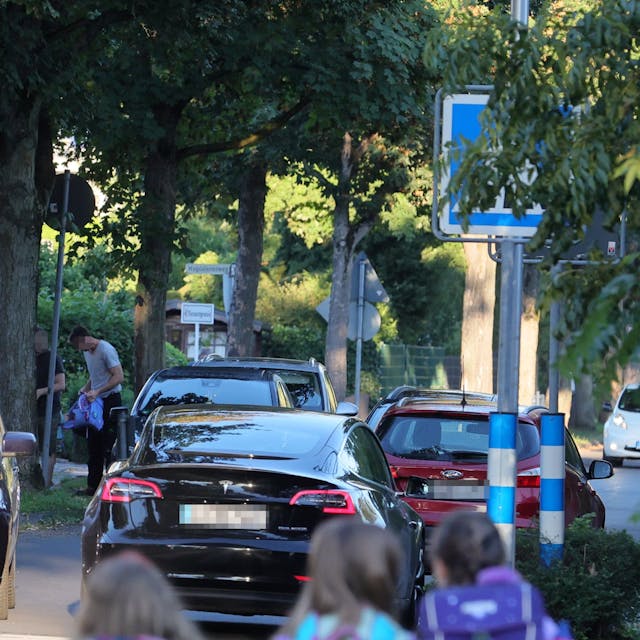 Vor einer Schule stauen sich die Autos - von Eltern, die ihre Kinder direkt vor die Klassenzimmertür fahren wollen.
