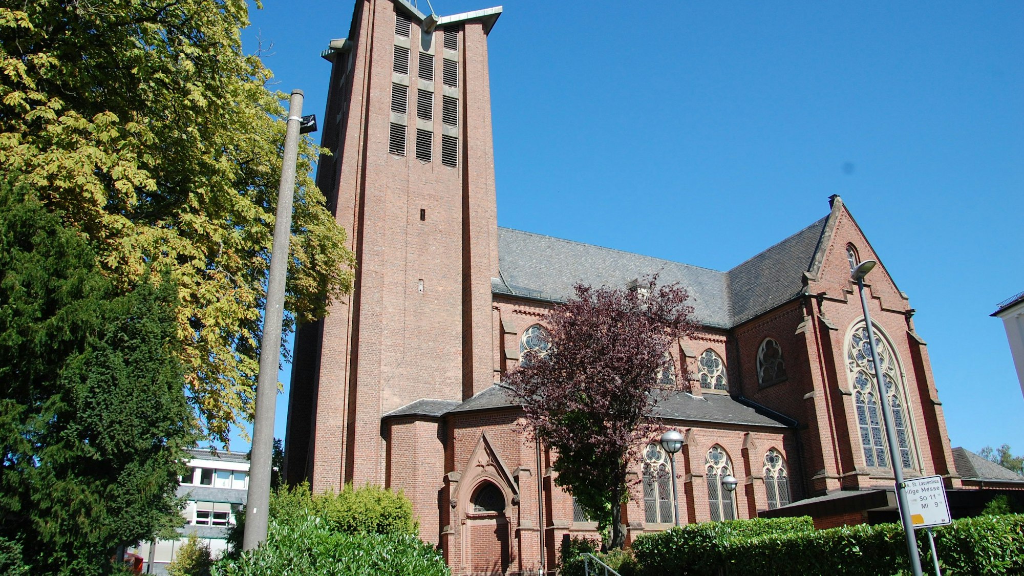 Die St.-Laurentius-Kirche in Burscheid.