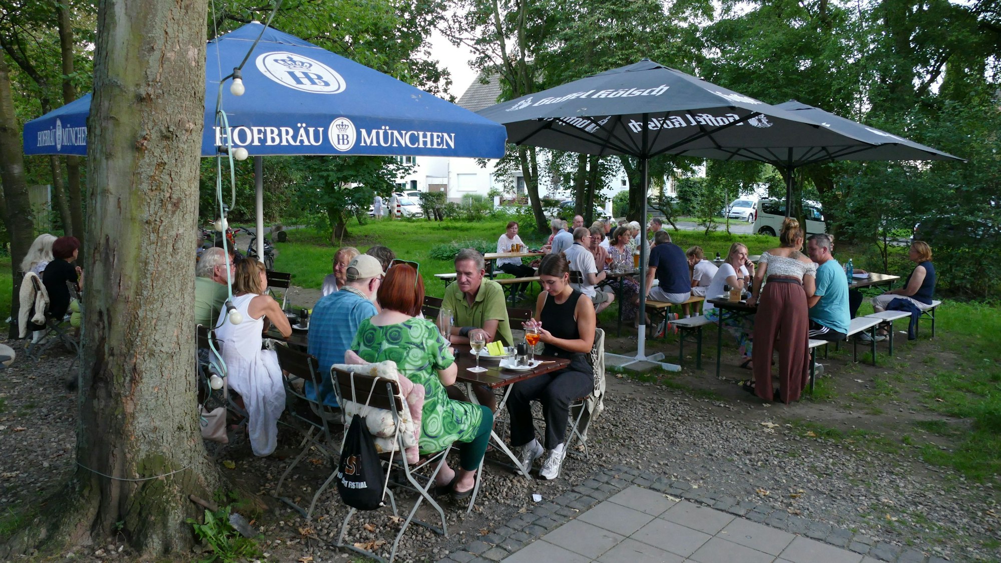 Beim Gastwerk im Engelshof in Westhoven sitzen die Gäste unter dicken Bäumen.