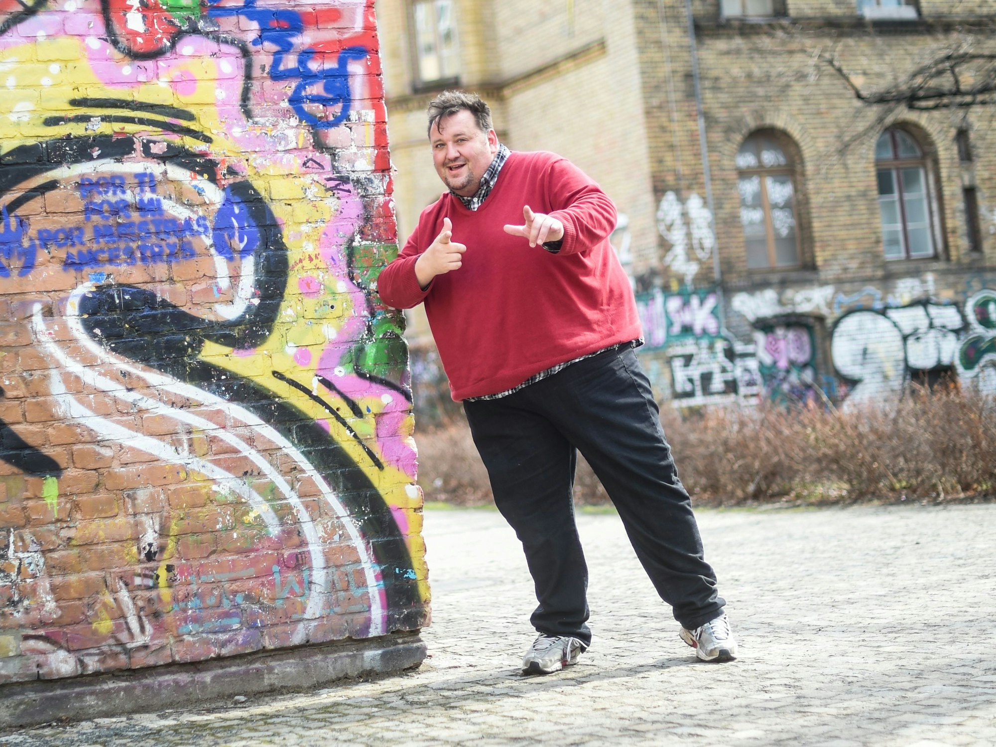 Komiker Daniel-Ryan Spaulding steht in Berlin Kreuzberg und posiert für ein Foto.