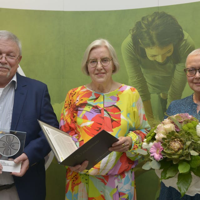 Das Foto zeigt von links nach rechts Peter Ruland mit dem Rheinlandtaler, Ursula Mahler, die&nbsp; stellvertretende Vorsitzende der Landschaftsversammlung Rheinland und&nbsp; Maria Clever mit einem Blumenstrauß.