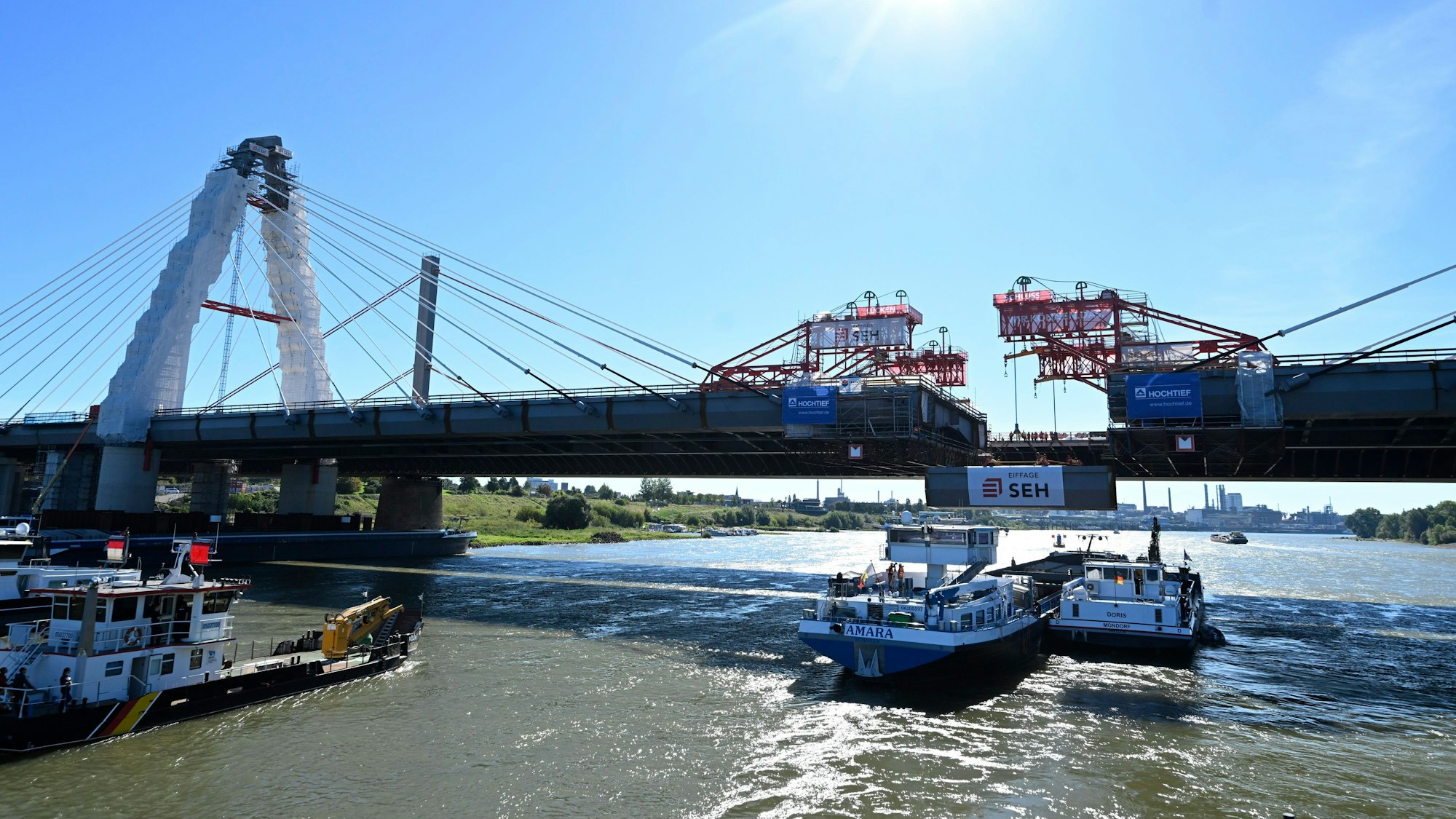 Ein Kran hebt am 5. September das letzte Bauteil in den Neubau der Leverkusener Rheinbrücke. Anfang Februar wird sie für den Verkehr freigegeben.