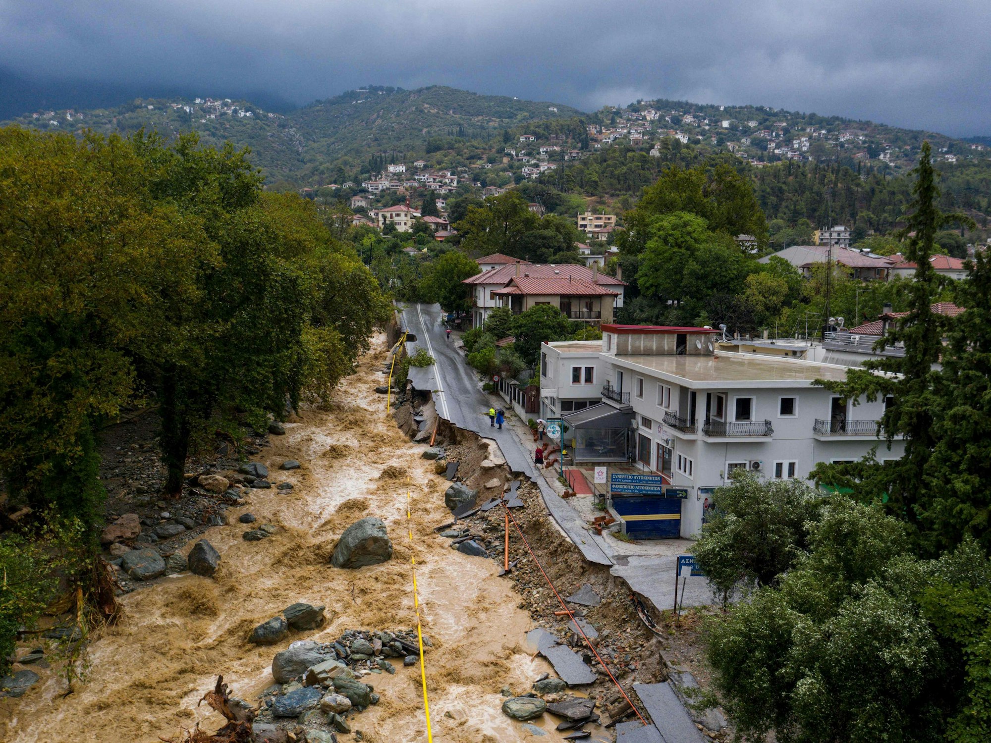 Überschwemmung in der griechischen Hafenstadt Volos reißt ganze Straße mit.