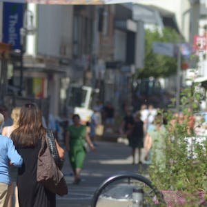 Besucherinnen und Besucher gehen durch die Fußgängerzone in Euskirchen. Sie sollen künftig in einer Smartphone-App Informationen zur Stadt finden.