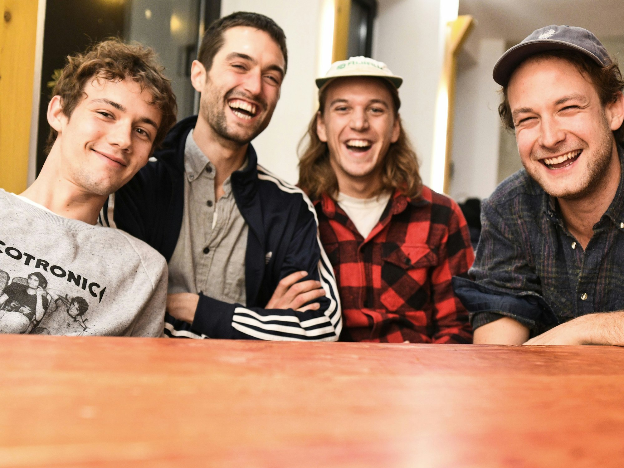 Die Band AnnenMayKantereit, Henning May (l-r), Christopher Annen, Malte Huck, und Severin Kantereit lächeln nach einem dpa-Interview in einem Konferenzraum in Köln in die Kamera, hier im Oktober 2018.