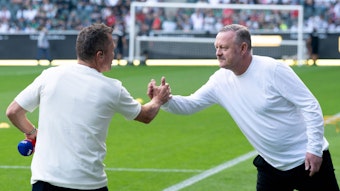 Lothar Matthäus (l.) und Roland Virkus begrüßen sich am 2. September 2023 vor einem Heimspiel von Borussia Mönchengladbach.