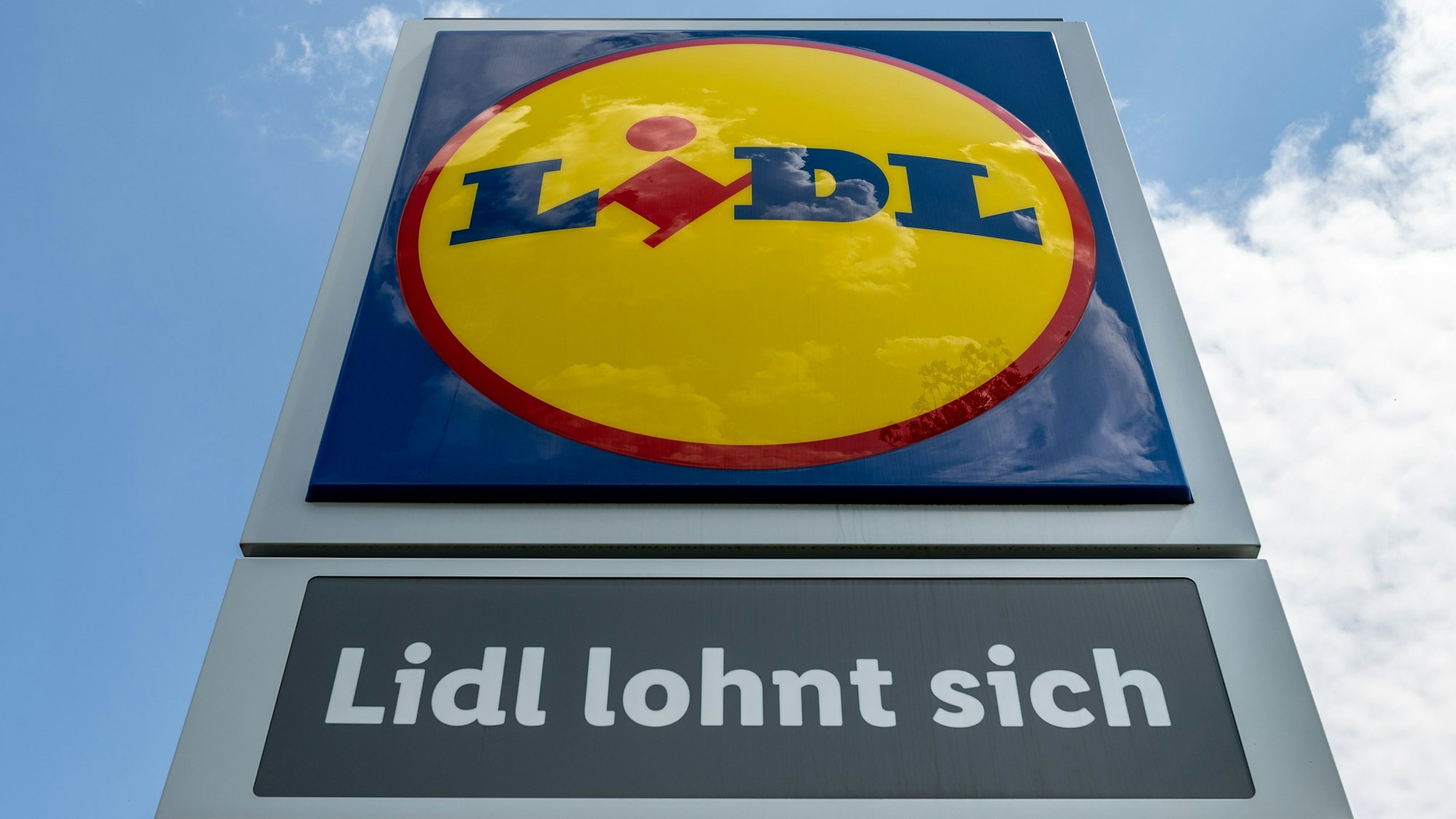 Das Lidl-Logo steht vor einem Discounter.
