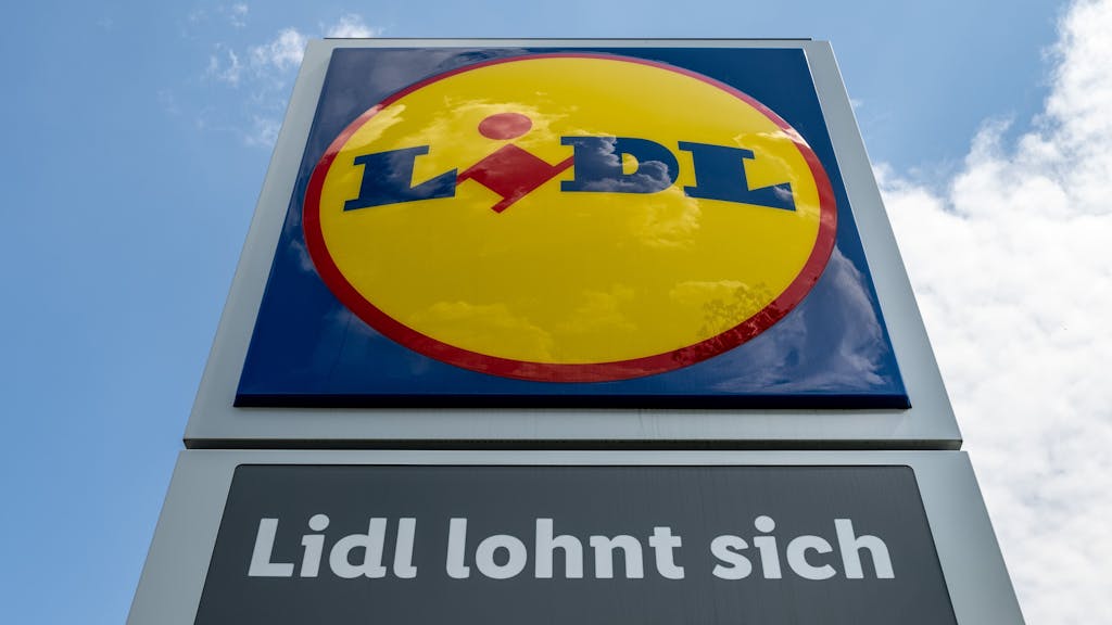 Das Lidl-Logo steht vor einem Discounter.