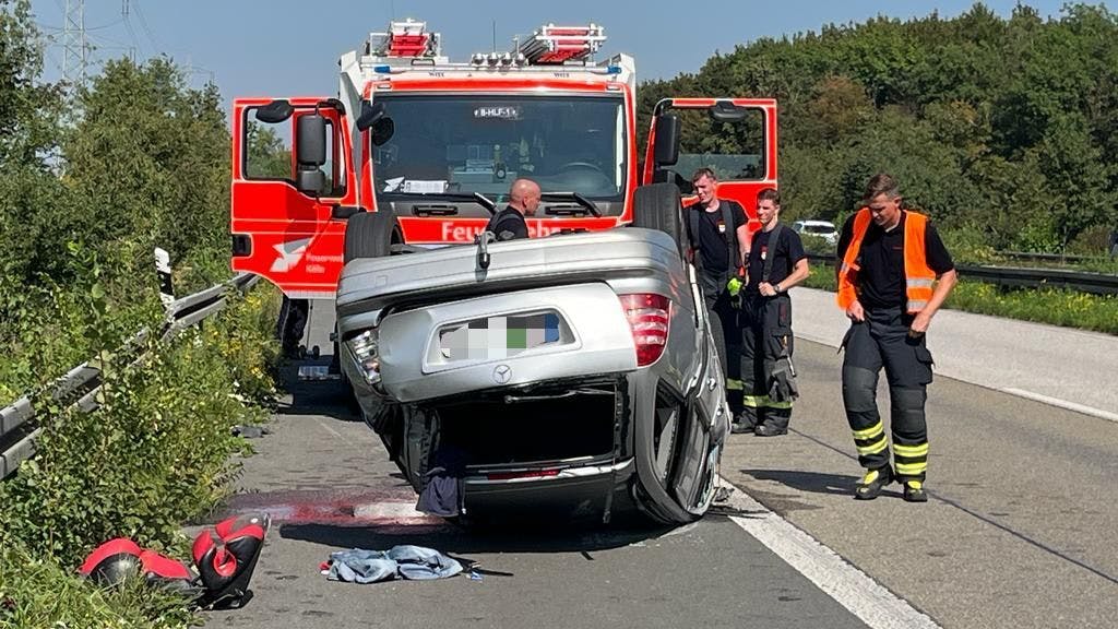 Auf der A59 in Köln-Wahn kam es am Samstagmittag (9. September 2023) zu einem schweren Verkehrsunfall, beim sich ein Fahrzeug überschlug.