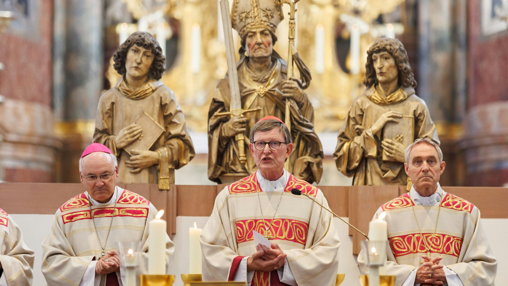 Kardinal Rainer Maria Woelki (M), Erzbischof von Köln, hält den Festgottesdienst zur Jubiläumsfeier der katholischen Zeitung ‚Die Tagespost‘ in der Neumünsterkirche.
