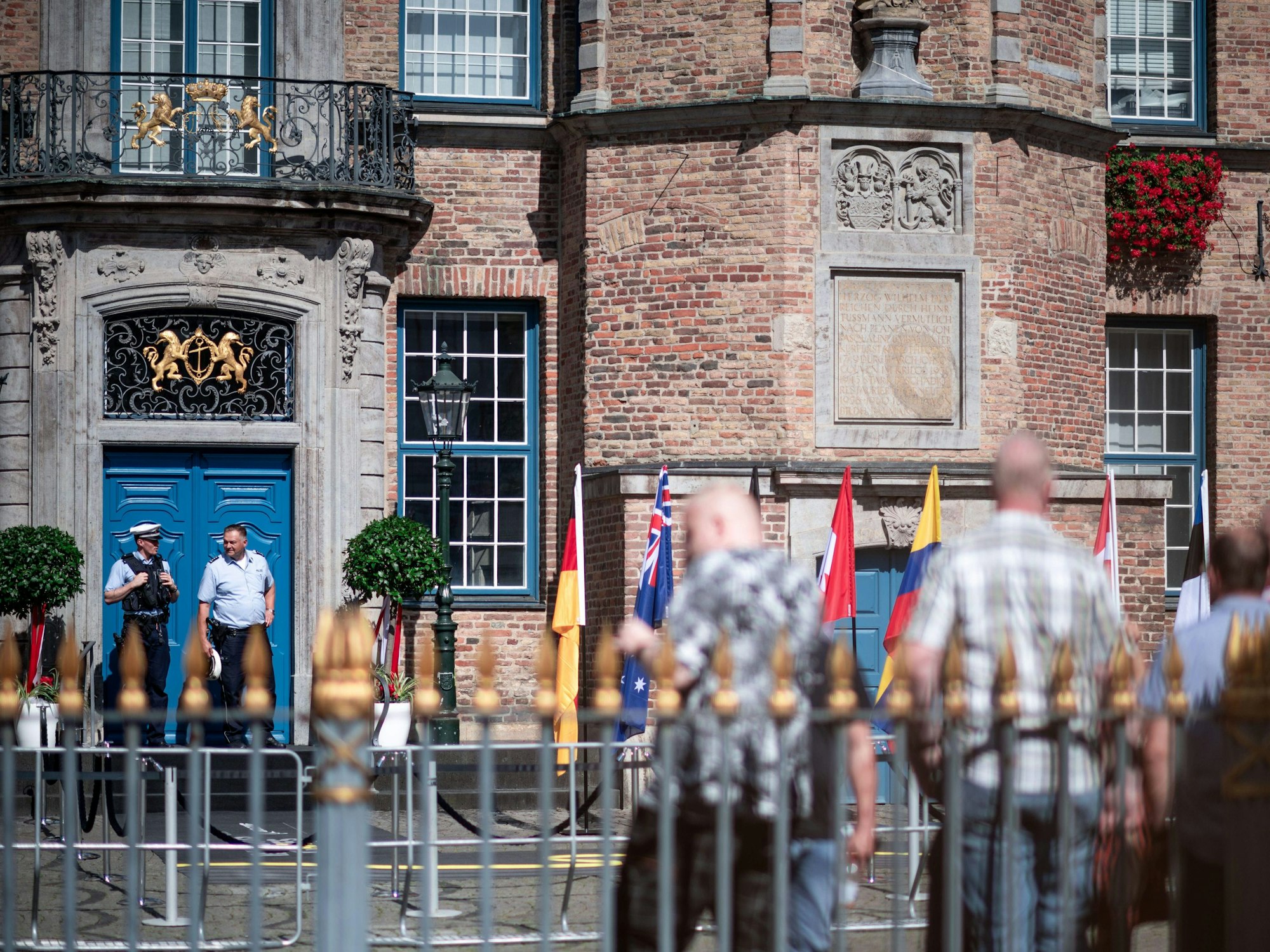 Polizisten stehen am 9. September 2023 am Eingang des Rathauses anlässlich der Eröffnung der 6. Invictus Games. Delegationen der 21 Teilnehmernationen und Gäste kommen bei einem Empfang des Oberbürgermeisters im Düsseldorfer Rathaus zusammen.