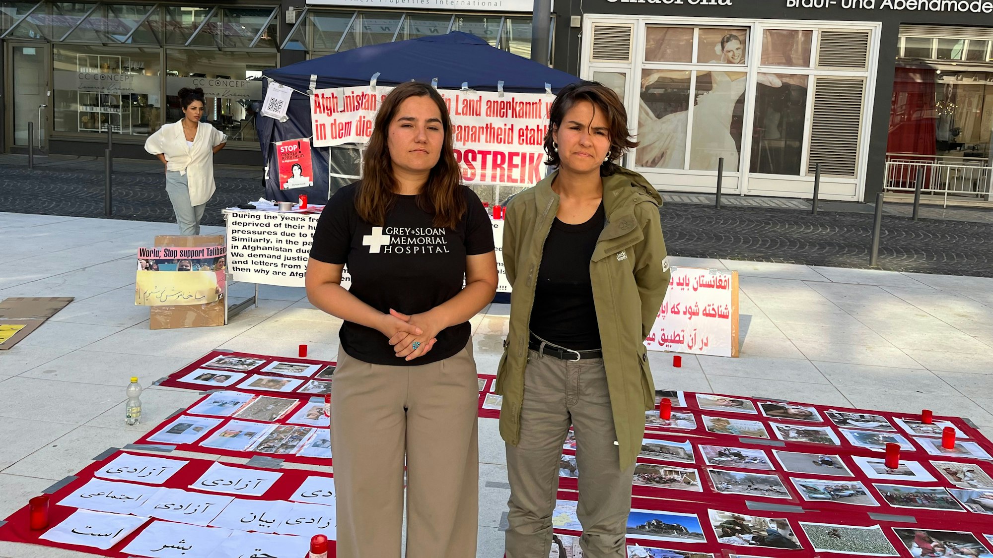 Tamana und Zamina Pargani stehen auf dem L--Fritz-Gruber-Platz. Sie sind im Hungerstreik und demonstrieren für Frauenrechte in Afghanistan.