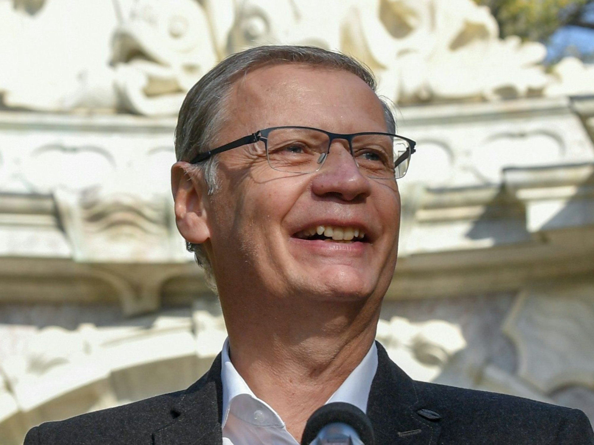 Günther Jauch lächelt in die Ferne.