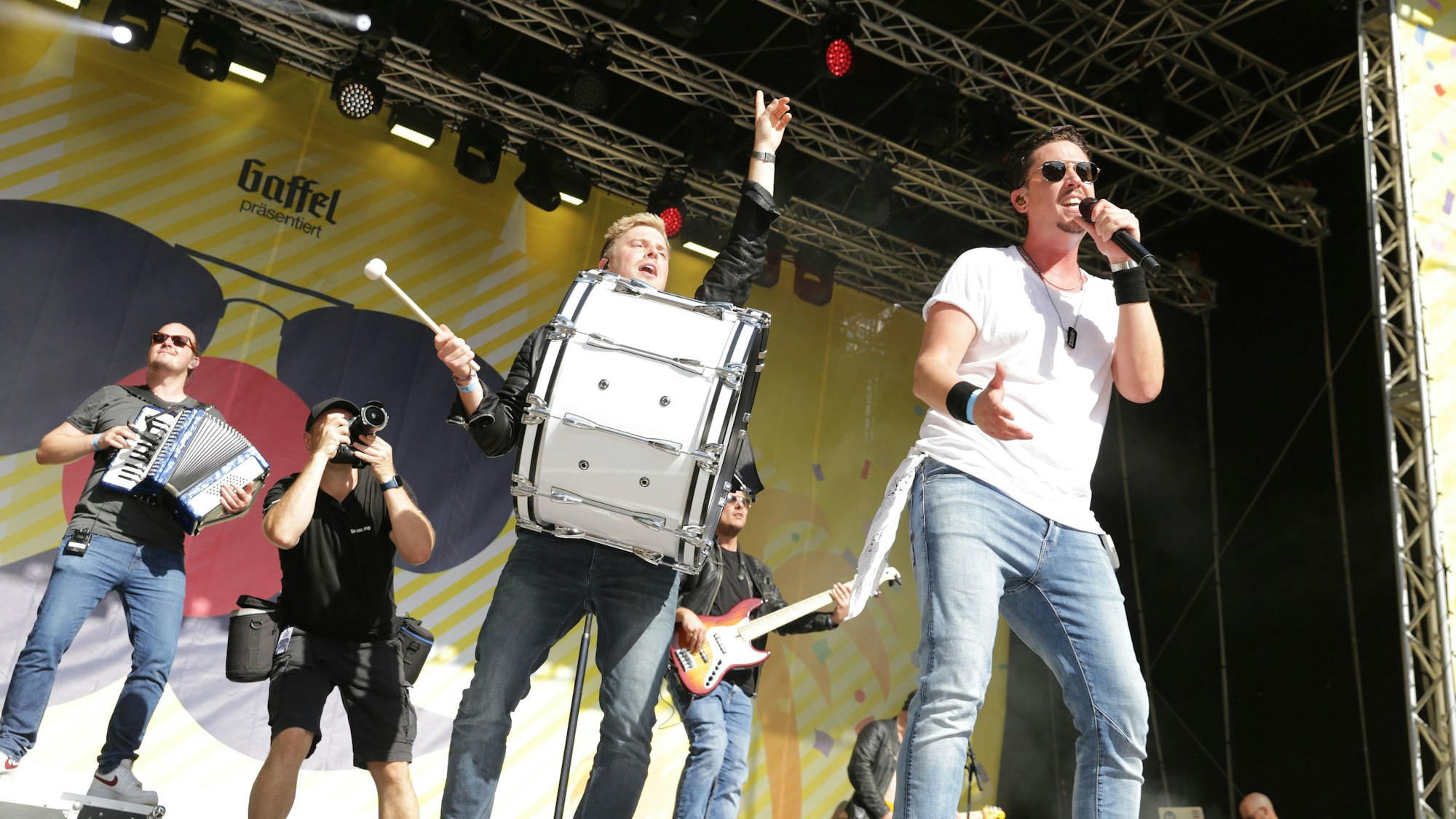 „Jeck im Sunnesching“ 2023 im Kölner Jugendpark: Die Band Eldorado brachte die „decke Trumm“ mit auf die Bühne.
