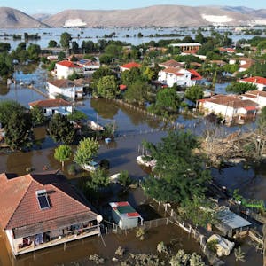 Griechenland, Palamas: Hochwasser und Schlamm umgeben die Häuser der Stadt.