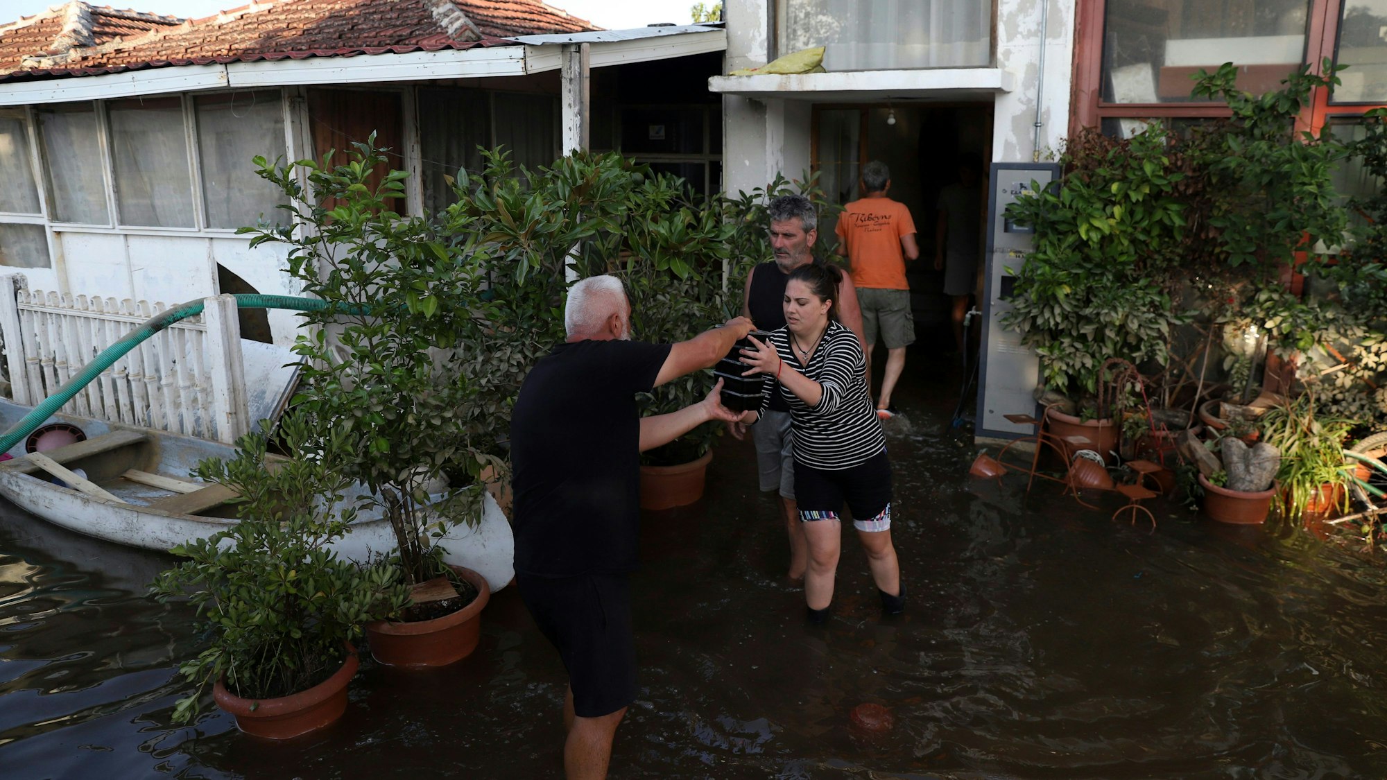 Freiwillige helfen Anwohnerinnen und Anwohnern in dem überfluteten, griechischen Dorf Palamas mit Lebensmitteln und Frischwasser.