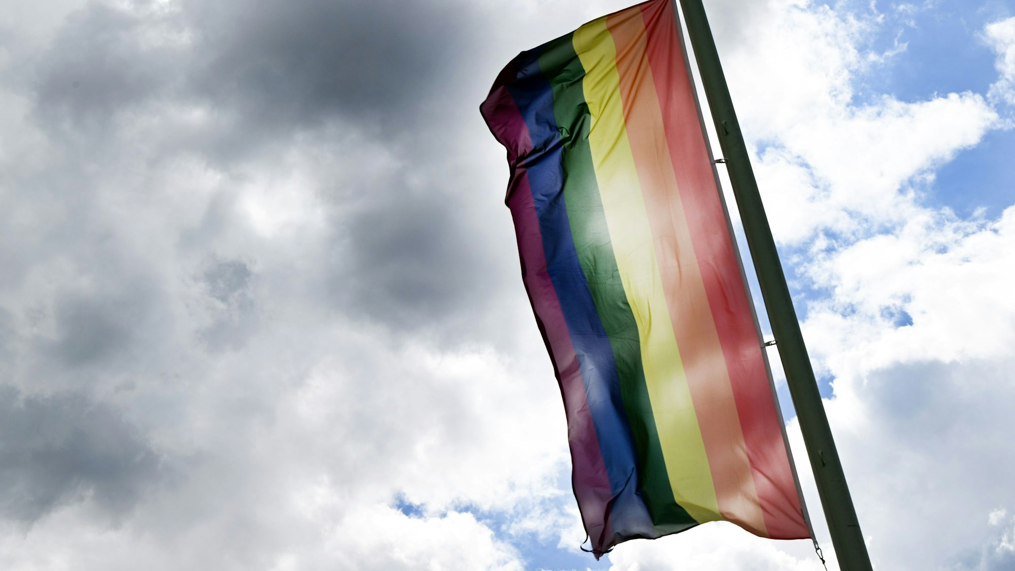 Eine Regenbogenflagge weht in Köln. Vor dem Kölner Dom wollen am 20. September katholische Priester gleichgeschlechtliche Paare segnen, es ist auch ein Protest gegen den Kölner Kardinal Woelki.