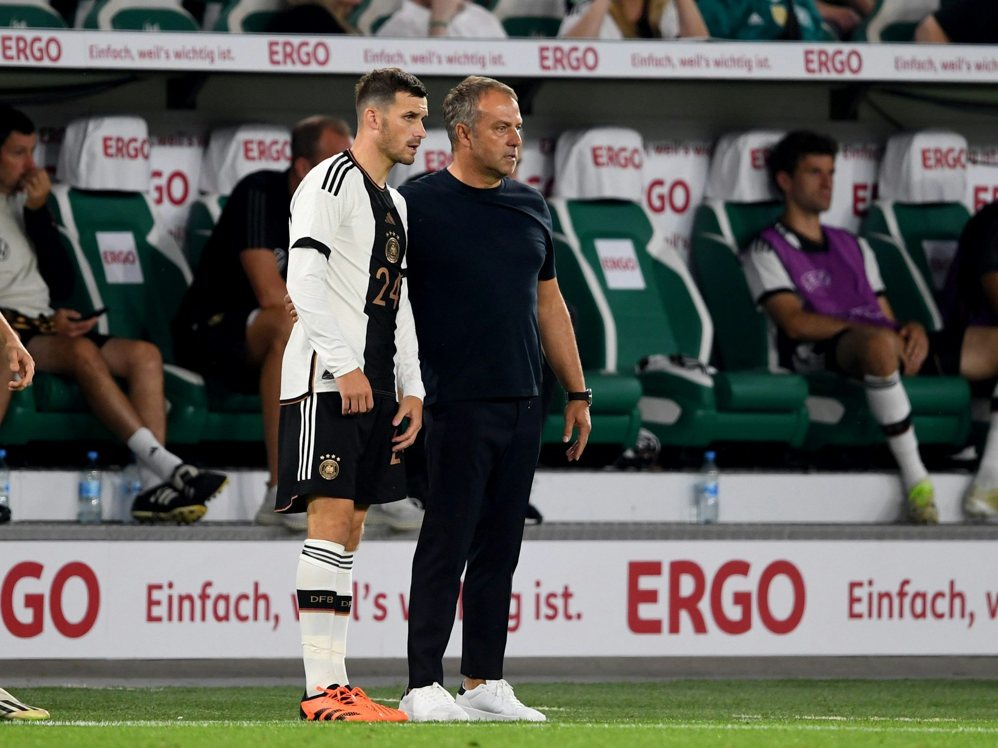 Bundestrainer Hansi Flick (r) gibt Pascal Groß letzte Anweisungen vor der Einwechslung.
