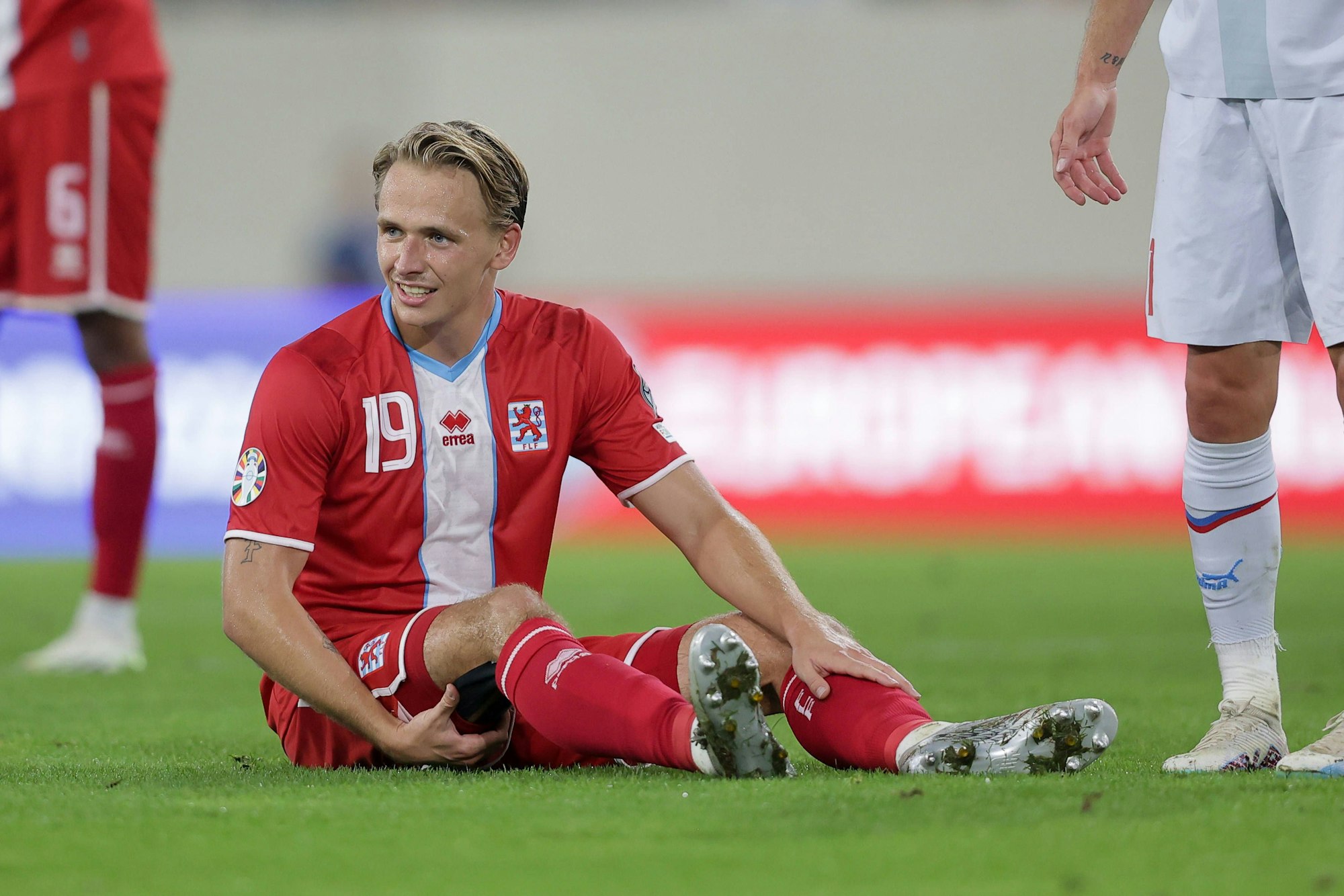 Mathias Olesen sitzt verletzt am Boden.