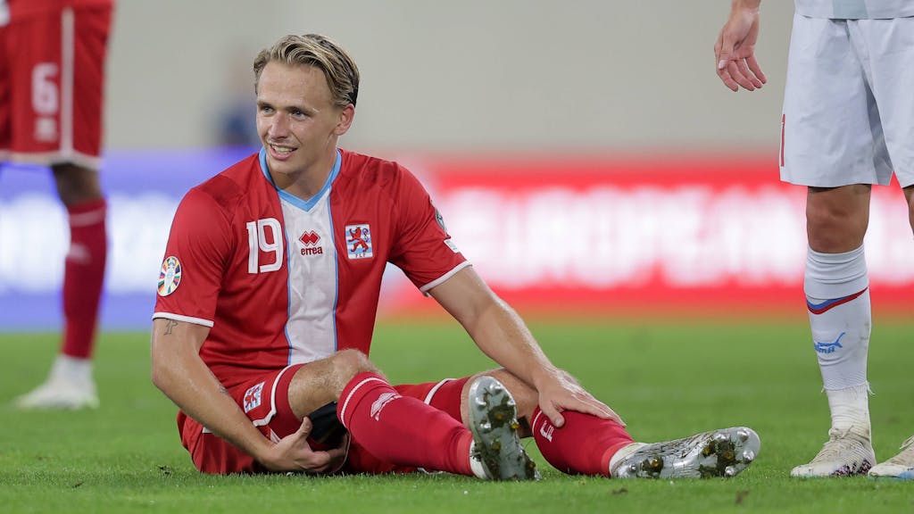 Mathias Olesen sitzt verletzt am Boden.&nbsp;
