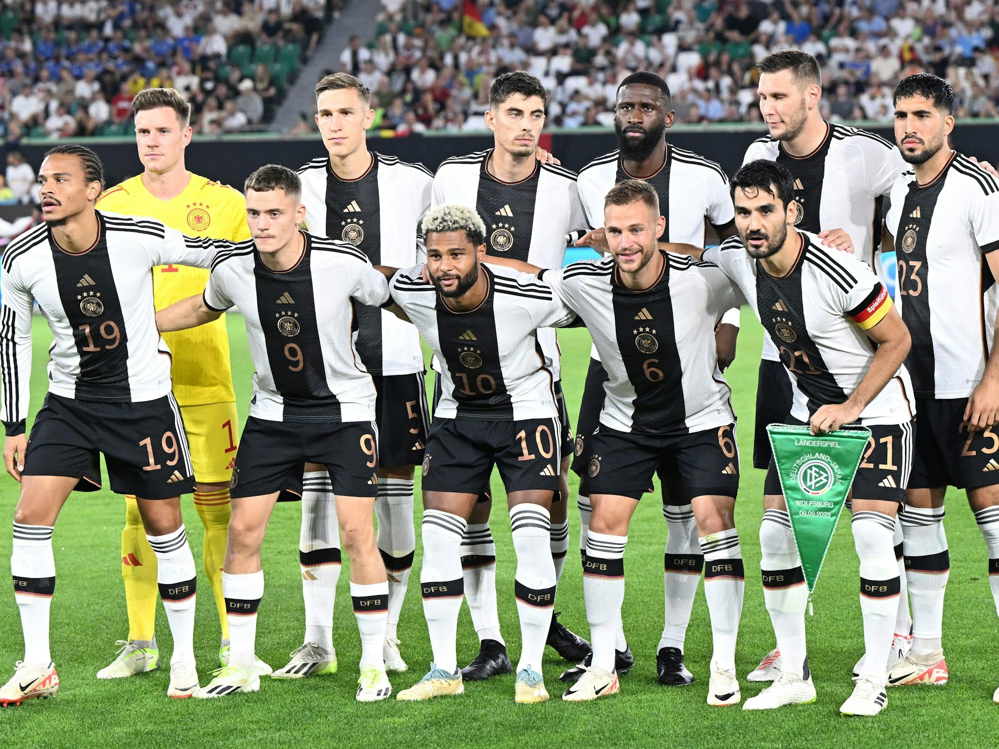 Die Spieler der deutschen Nationalmannschaft haben vor dem Spiel Aufstellung für das Mannschaftsfoto genommen.