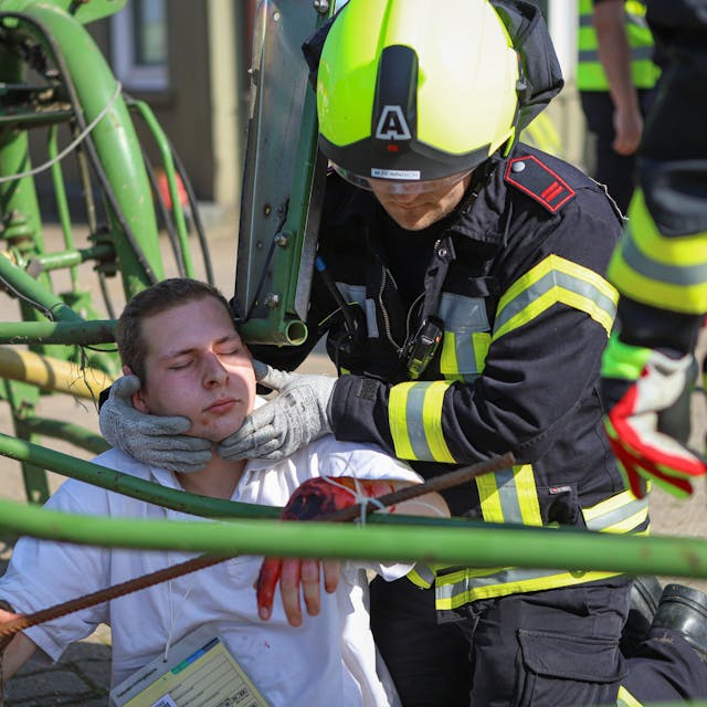 Verletztendarsteller wird aus einer landwirtschaftlichen Maschine gerettet.