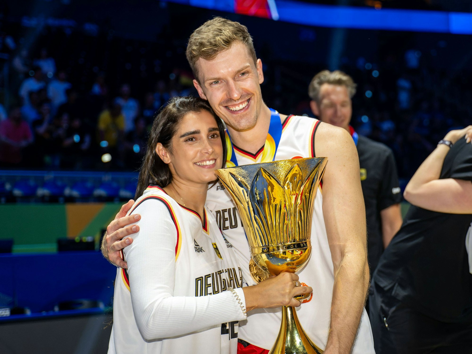Andreas Obst und seine Frau Ines. Ines hält den WM-Pokal in der Hand.
