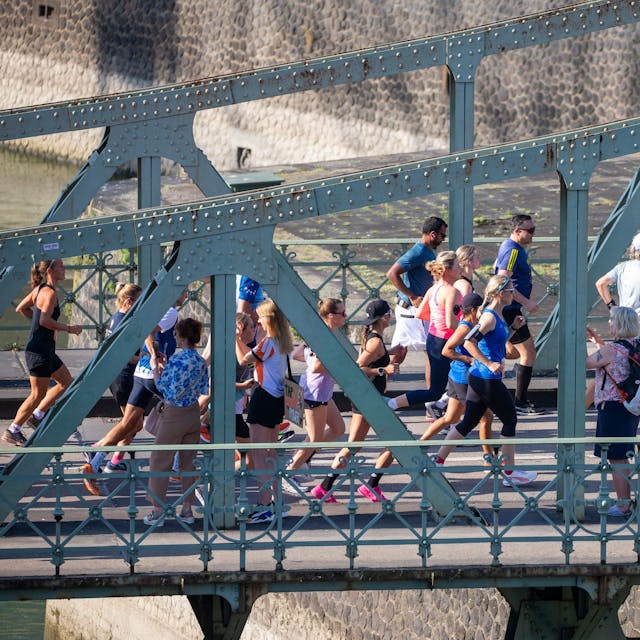 Über sieben Brücken müssen sie laufen: Die Teilnehmerinnen und Teilnehmer des Kölner Brückenlaufs.