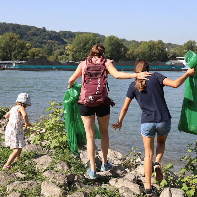 Kinder sammeln im Rahmen des Rhine Clean Up Müll in Bad Honnef.