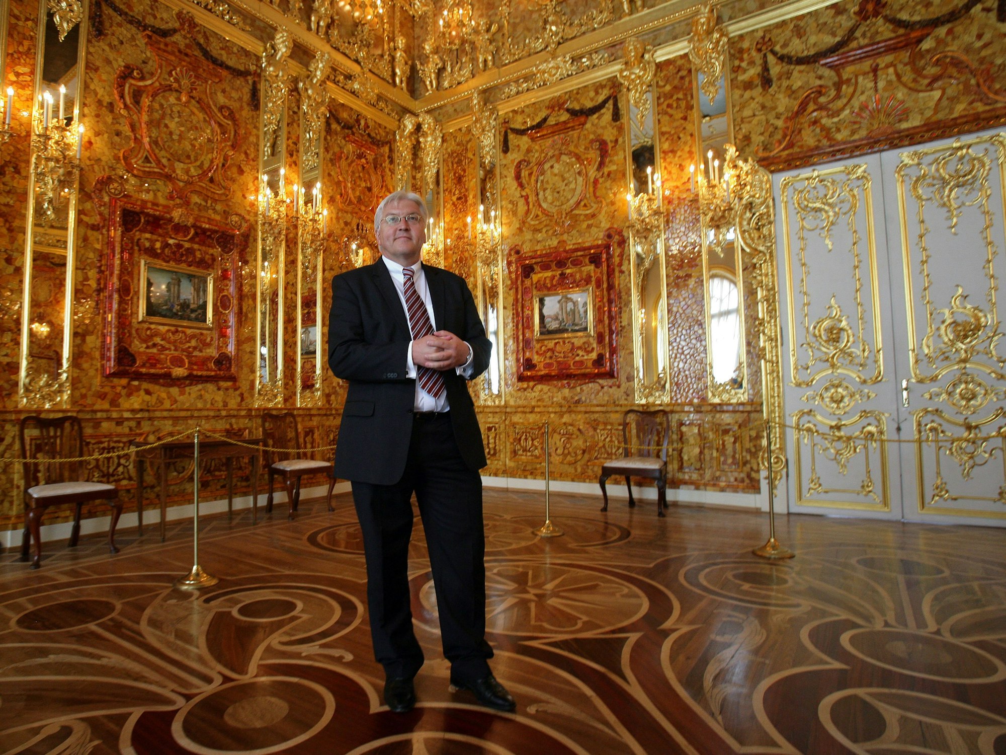 Der damalige Bundesaußenminister Frank-Walter Steinmeier schaute sich im Mai 2008 eine detailgetreue Rekonstruktion des weltberühmten Bernsteinzimmers im Katharinenpalast in Puschkin bei Sankt Petersburg an.