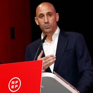 Luis Rubiales, Präsident des spanischen Fußballverbandes RFEF, steht an einem Rednerpult.