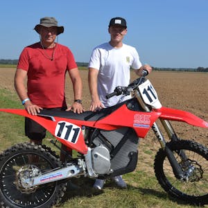 Michael Gosepath und Sohn Ben (v.l.) mit einem Elektromotorrad der Start-Up-Firma "Stark Vaq".