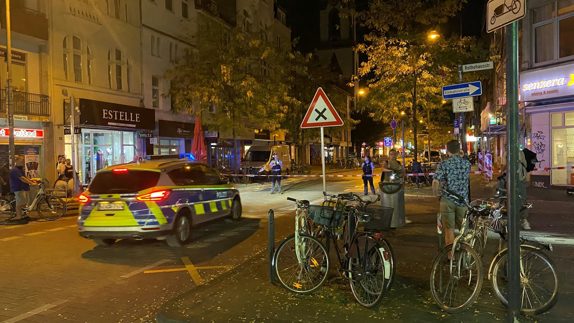 Ein Auto der Polizei steht im Dunkeln auf der Venloer Straße in Köln.