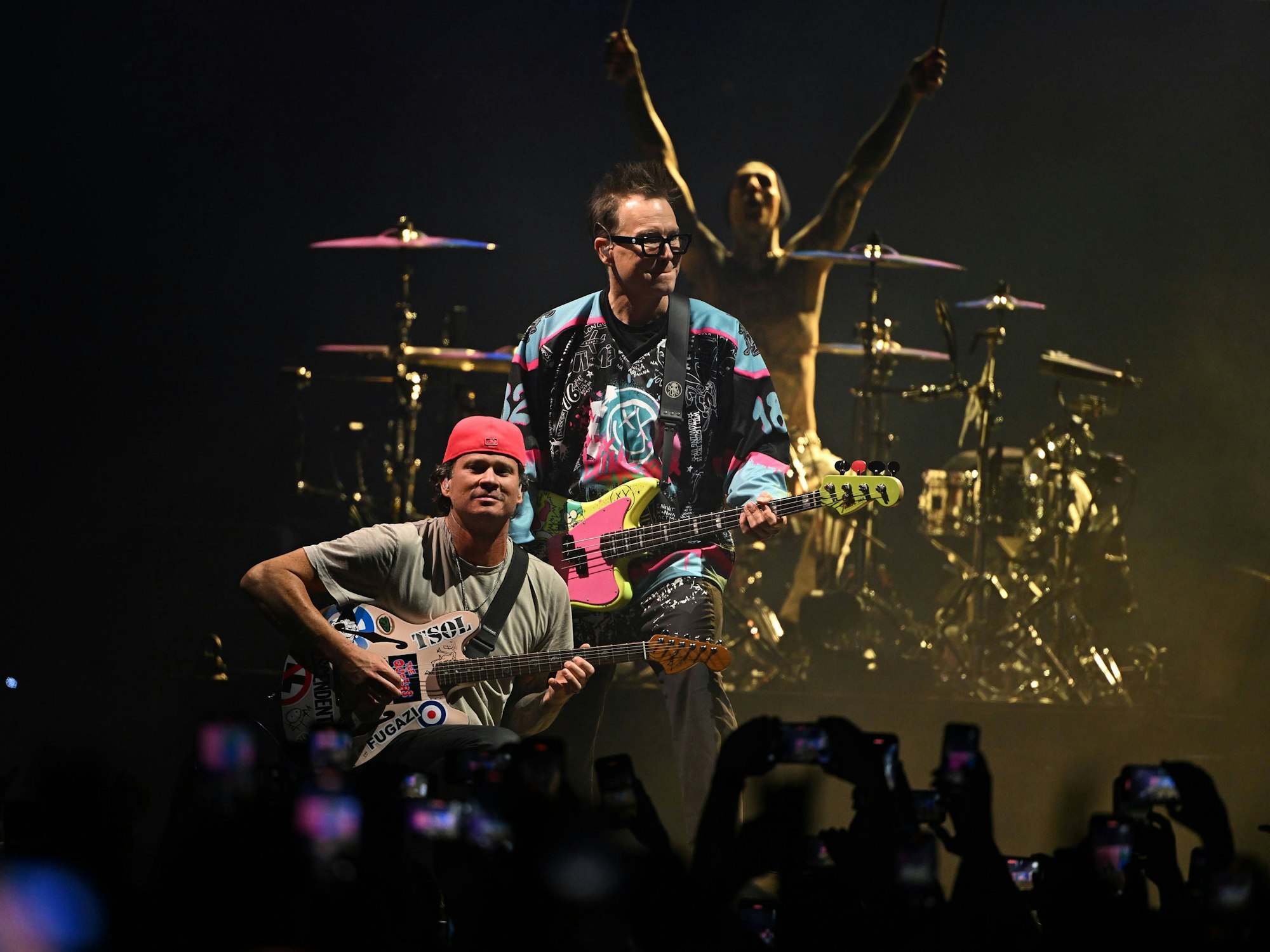Die Band Blink-182 performt auf einem Konzert.