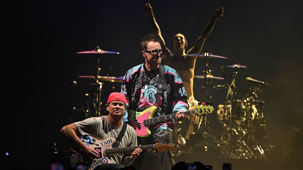 Die Band Blink-182 performt auf einem Konzert.