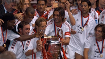 Die Spieler des AC Mailand um Andrea Pirlo, Rui Costa und Paolo Maldini (v.r.n.l.) feiern den Sieg im Champions-League-Finale am 28. Mai 2003.