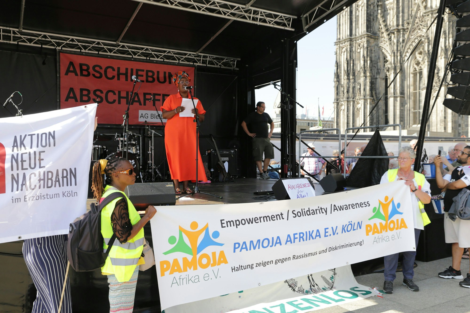 Demonstration gegen eine Verschärfung des Asylrechts auf dem Roncalliplatz: Auf der Bühne spricht Helene Batemona, Geschäftsführerin Pamoaja Afrika