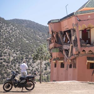 Ein Mann steht vor einem durch das Erdbeben in Marokko zerstörte Hotel in der Nähe von Marrakesch. Durch das Beben der Stärke 6,8 sind bereits mehr als 2000 Menschen ums Leben gekommen.
