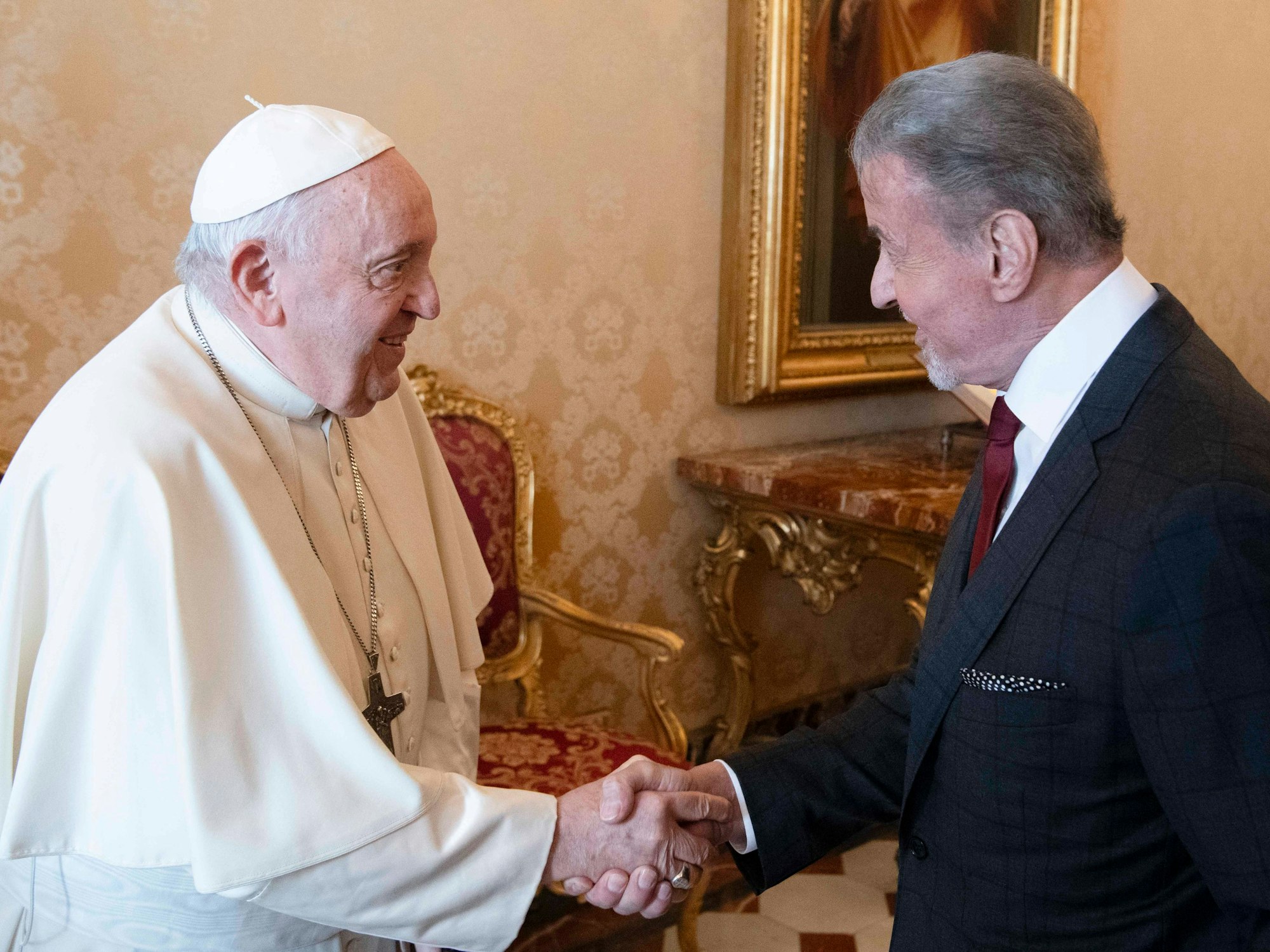 US-Schauspieler Sylvester Stallone schüttelt Papst Franziskus die Hand.