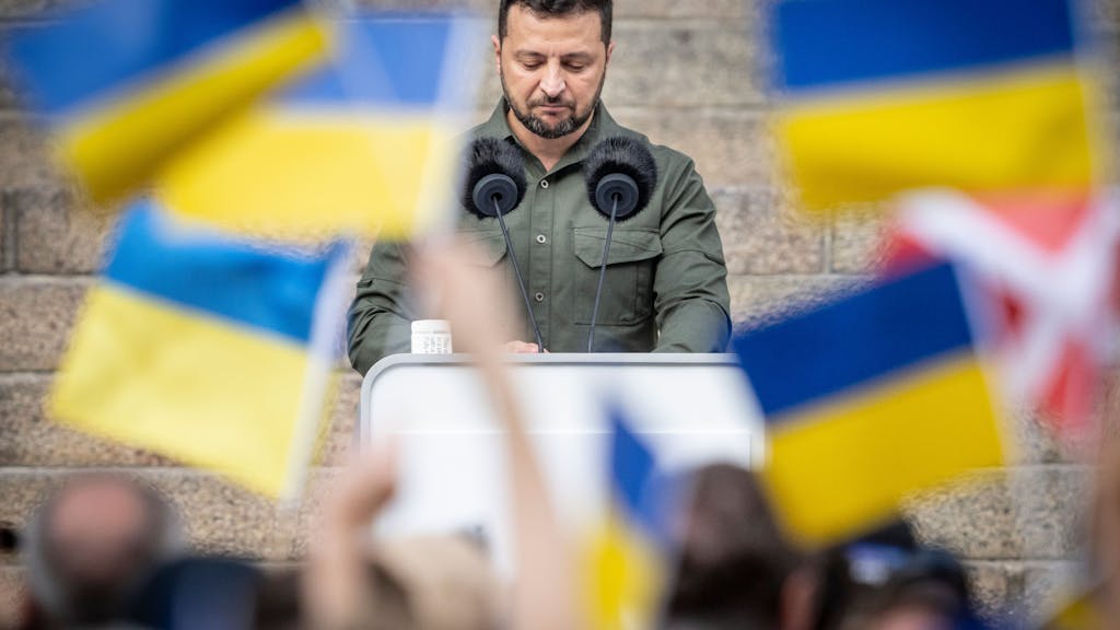 Wolodymyr Selenskyj, Präsident der Ukraine, spricht Ende August auf den Stufen von Schloss Christiansborg, dem Sitz des dänischen Parlaments, zum dänischen Volk.