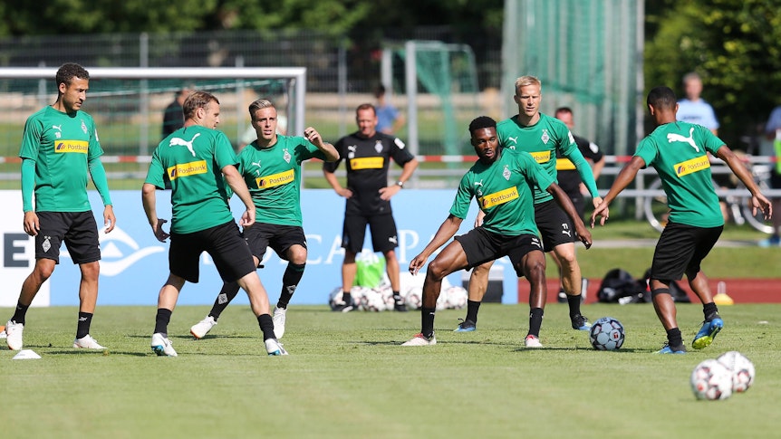 Mandela Egbo (3.v.r.) nimmt an einer Trainings-Einheit von Borussia Mönchengladbach am 24. Juli 2018 teil.