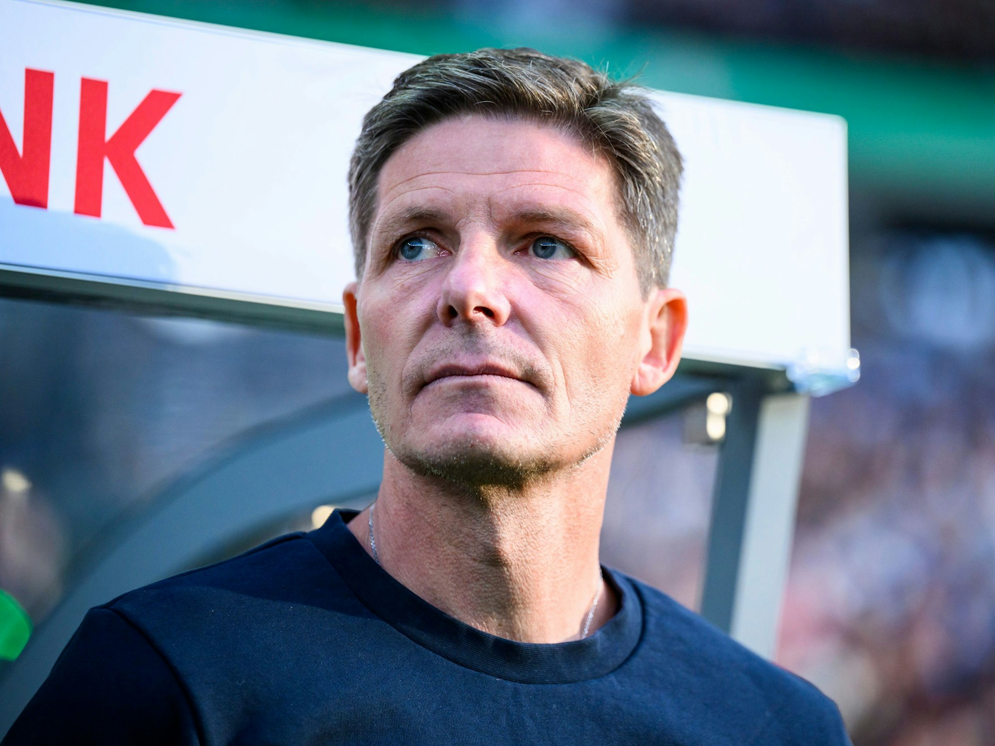 Frankfurts Ex-Trainer Oliver Glasner steht vor dem Spiel im Stadion.