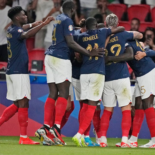 Die Spieler aus Frankreich jubeln über das 2:0 gegen Irland bei der EM-Qualifikation.