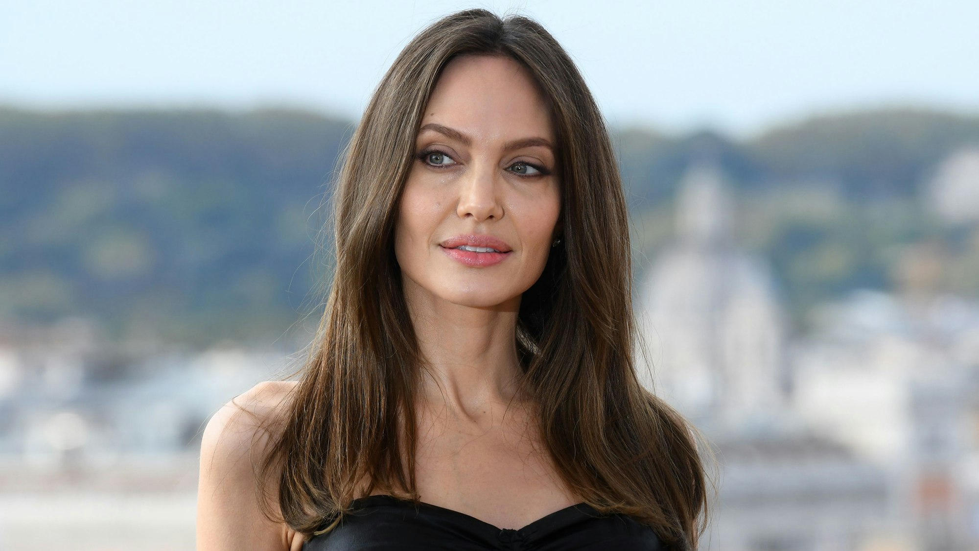 Schauspielerin Angelina Jolie lässt sich beim Fototermin des Films «Eternals» im Hotel de la Ville fotografieren.